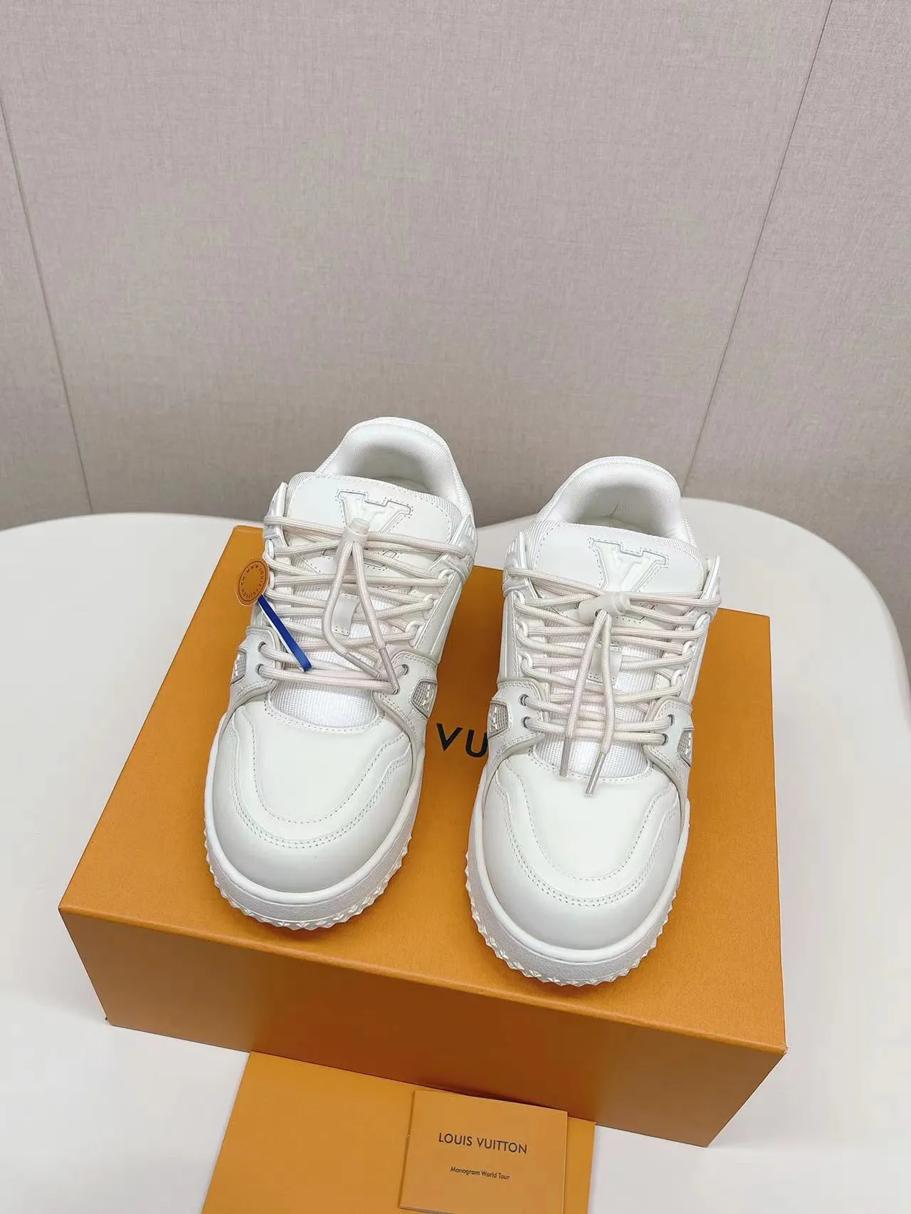 👟👟Ex-factory price 800👟👟 LV casual sneakers, new colors for early spring 2024, amplify the attention of the classic LV Trainer sneakers, and are an extension of inspiration from the 2023 spring and summer men's fashion show. Rubber L.v logos adorn the tongue, sides and back of the shoe. This pair of cute fat version of Trainer has attracted much attention. The three-dimensional and full shoe body is full of childlike fun while being trendy and cool! Size: 38-45